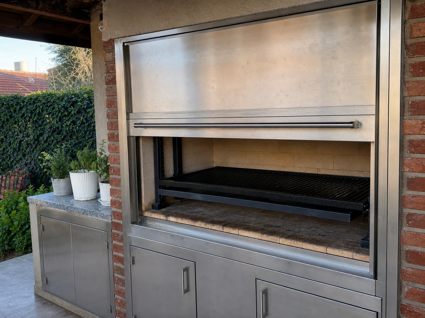 Frente de parrilla de acero inoxidable instalado en una casa