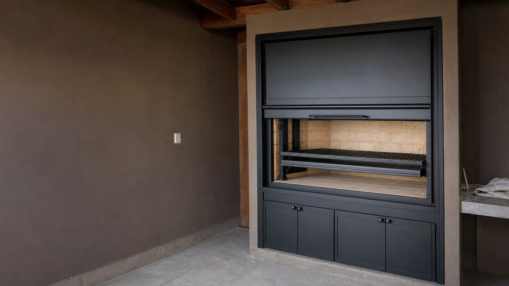Frente de parrilla integrado al quincho completo con mesada y contexto de la casa